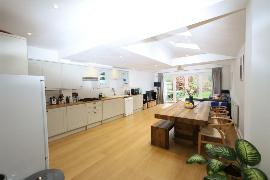 KITCHEN/FAMILY ROOM