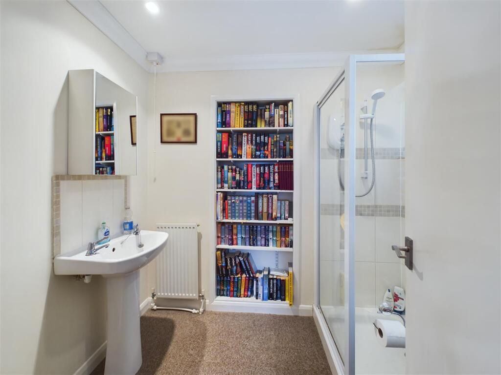 EN-SUITE SHOWER ROOM