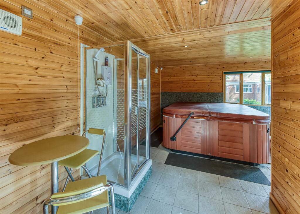 3 Greenhill Court-summerhouse3.jpg