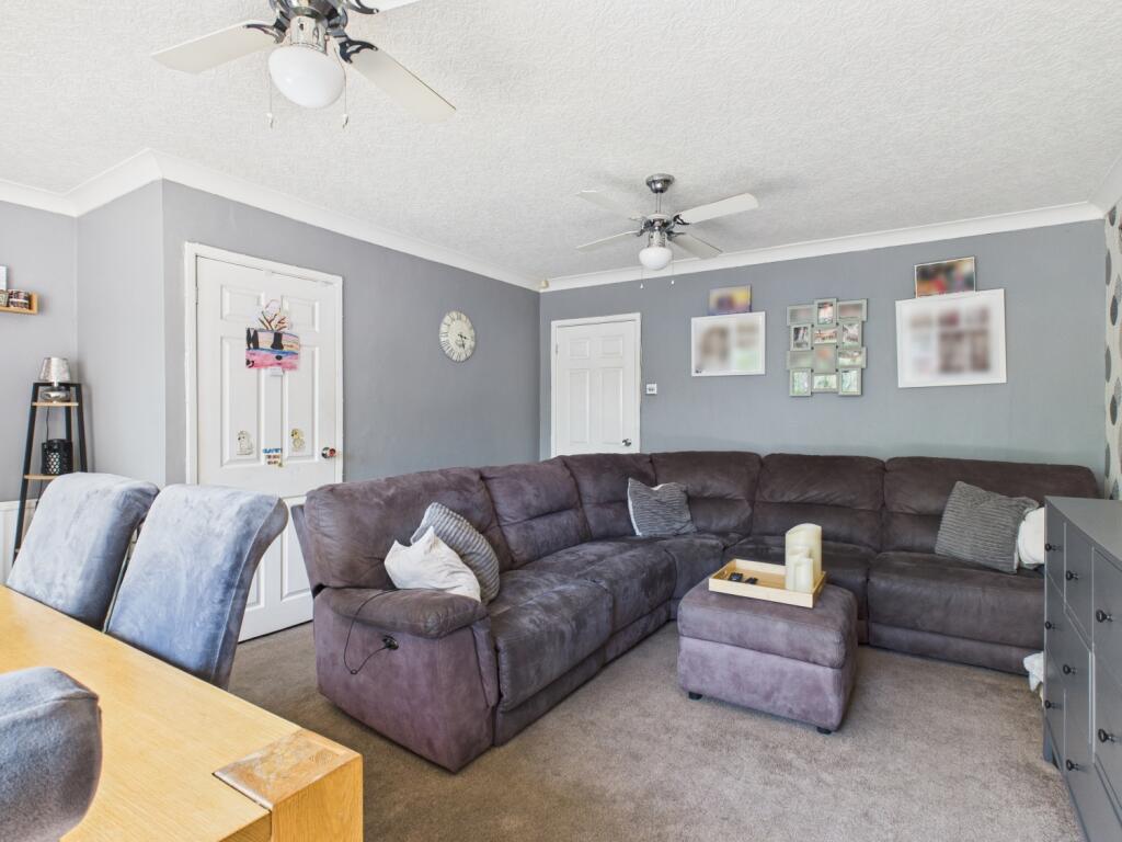 CAM03729G0-PR0029-STILL007