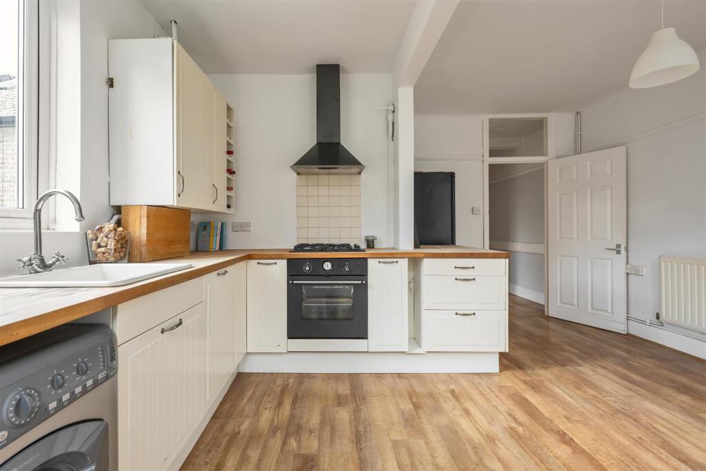 Bisterne Avenue, E17