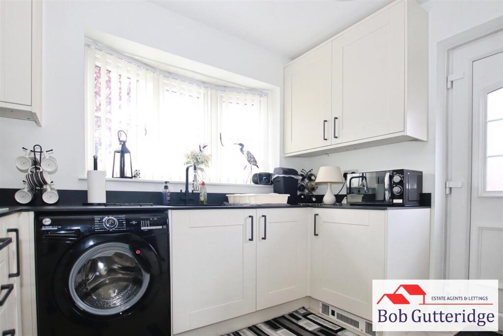 FITTED KITCHEN