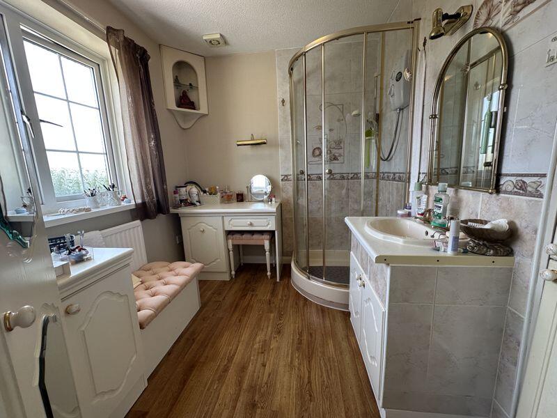 En suite shower/dressing room