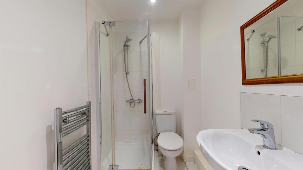3 Bedrooms to rent in E14 - Barrain London