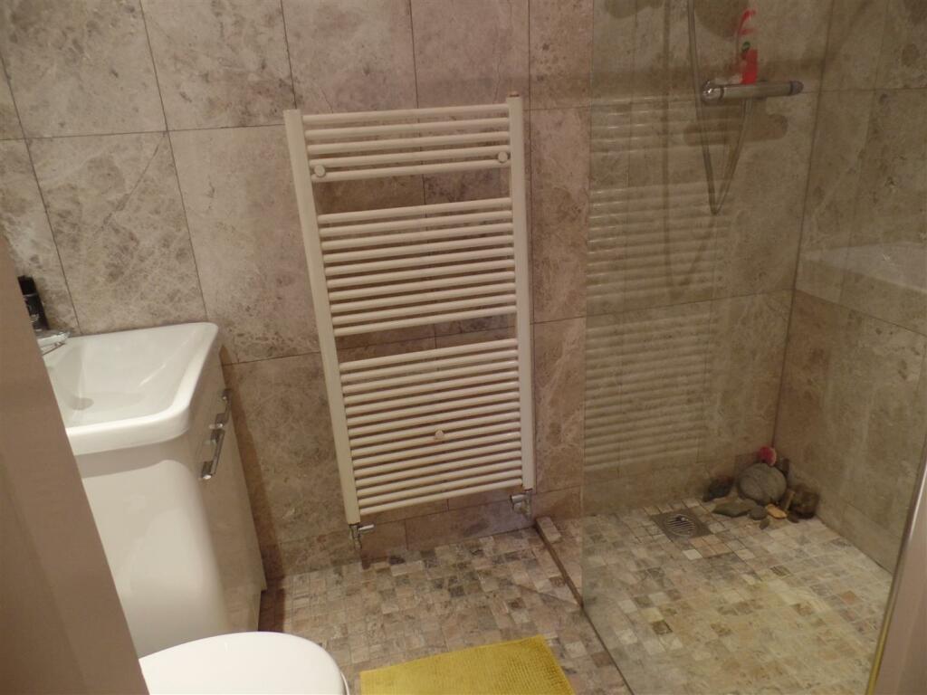 Keats Road, Poets Corner - Shower Room