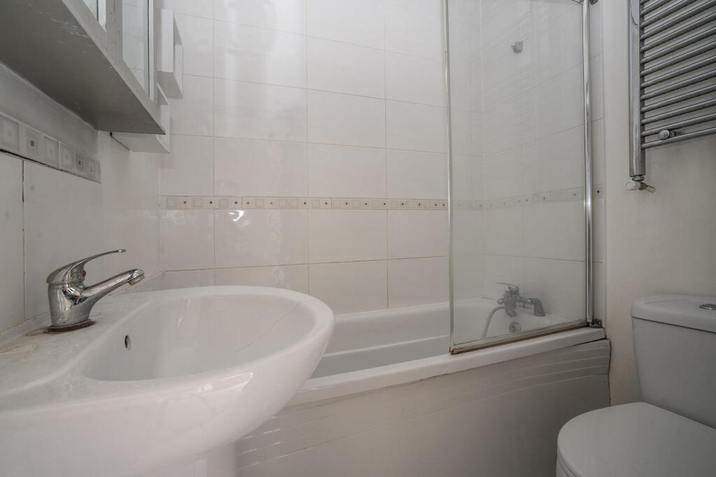 10 New Close, Colliers Wood, SW19 2SY bathroom.jpg