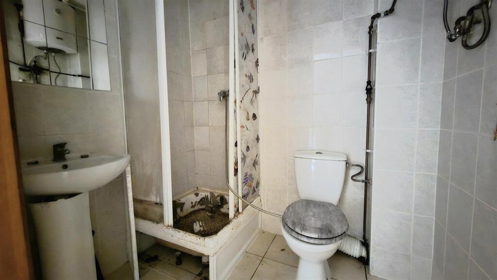 SHOWER ROOM
