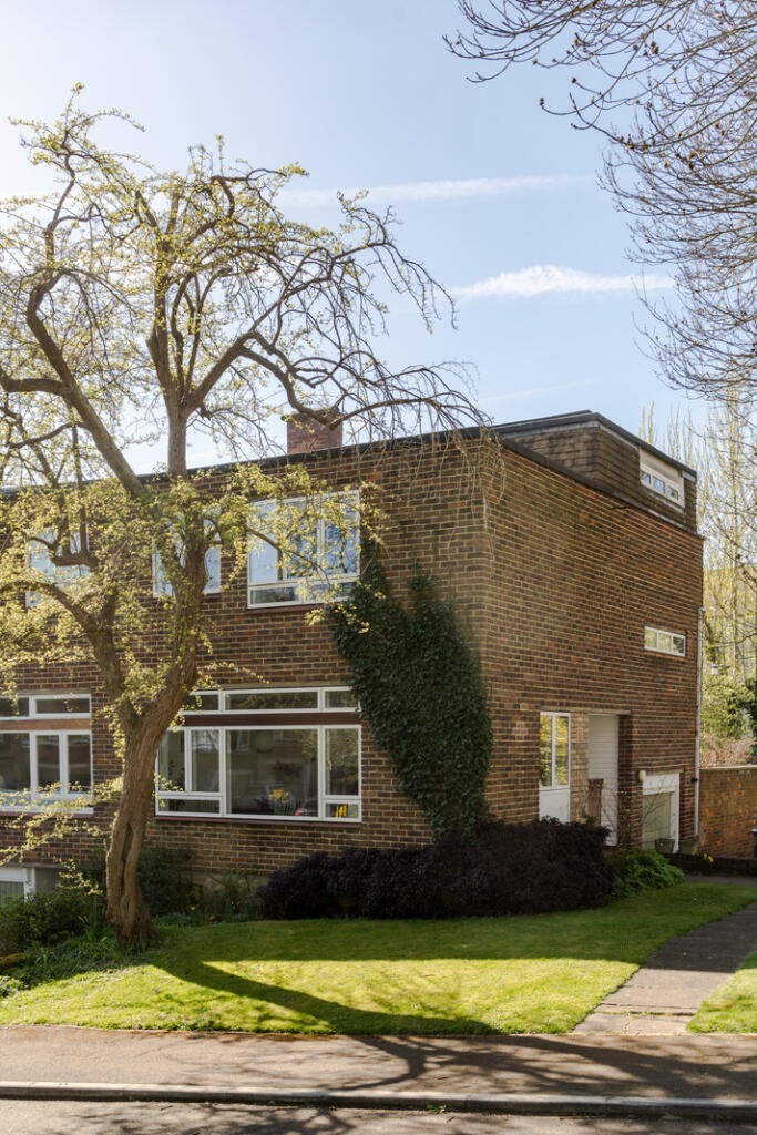 272723 - 75 Hall Drive-11.jpg