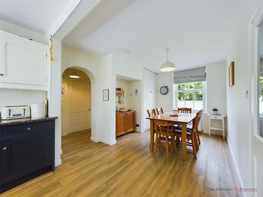 Kitchen/Dining Area