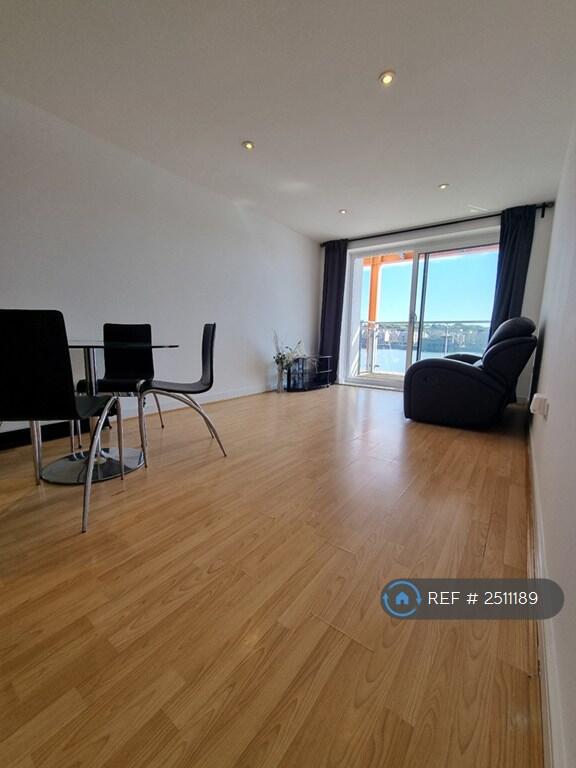 Bright &amp; Spacious Living Room 