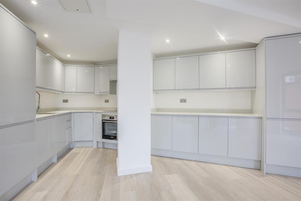Flat 10, 17-19 Frogmoor, HP13 5DQ-2.jpg