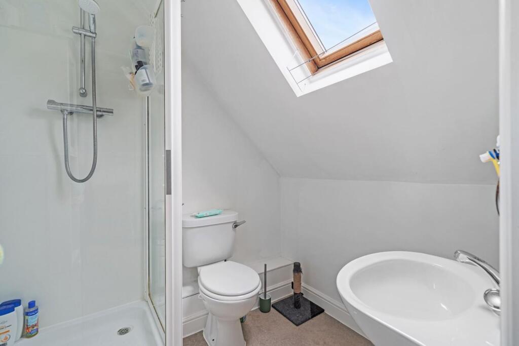 04-729081011 - NS - PropWorld - 2 Oaklands Court -