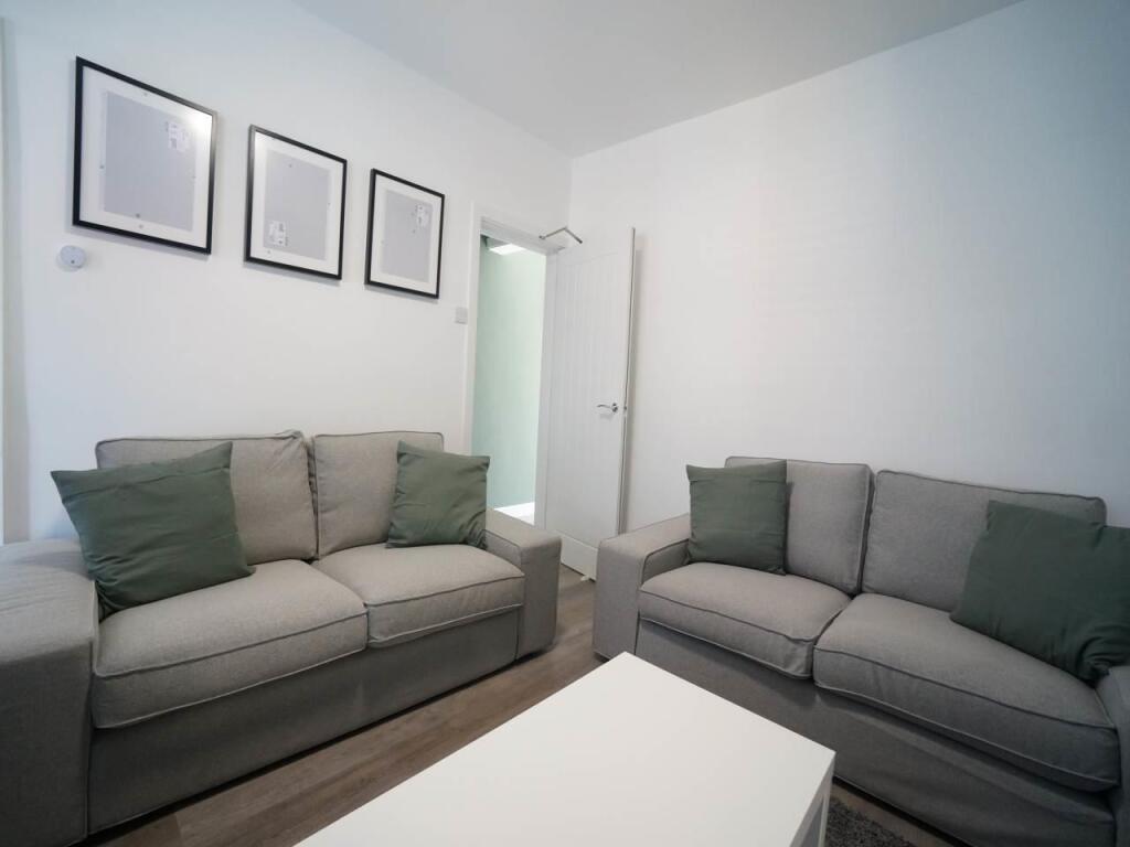 23PenchwintanRd_Living1.1.JPG