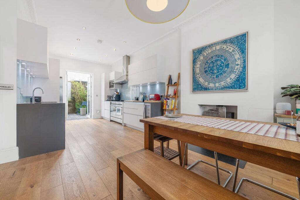 Kitchen Diner (2).JPG