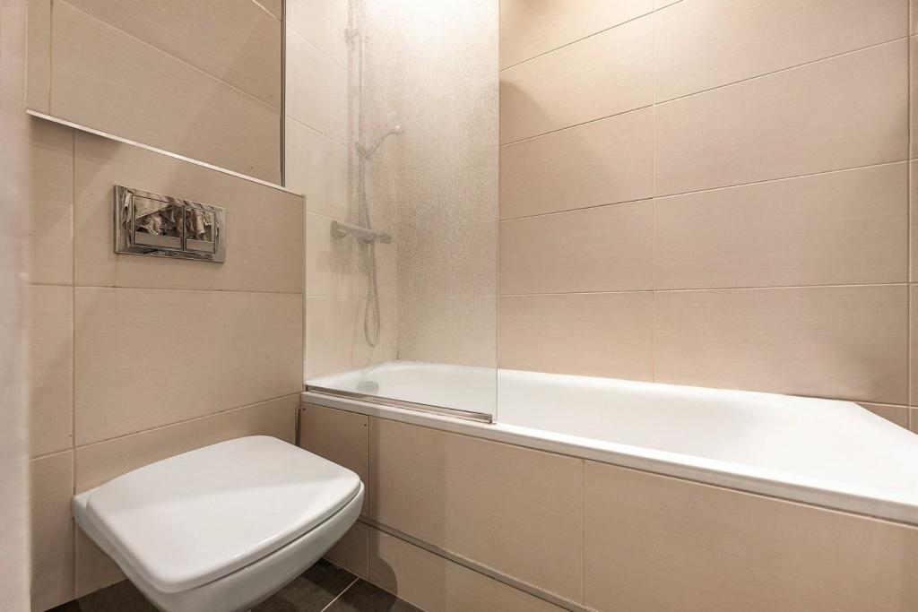 Bathroom (2).jpg