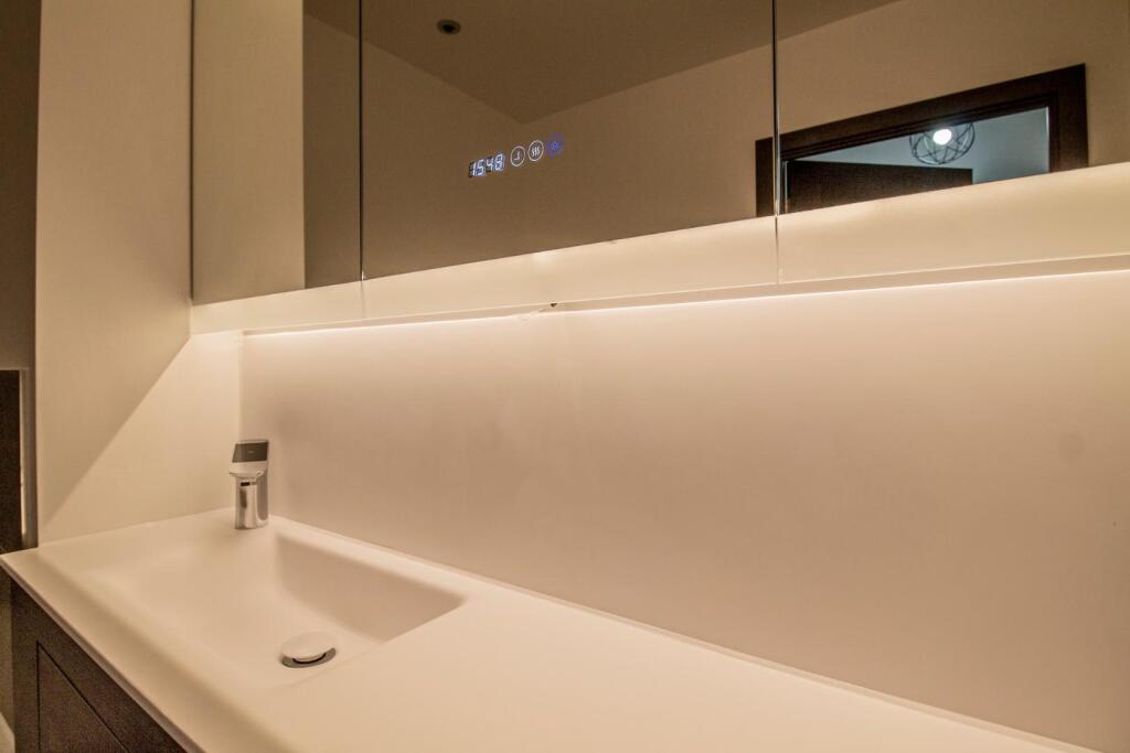 14 Harland Court, Miller's Quarter [Bathroom] 01.j