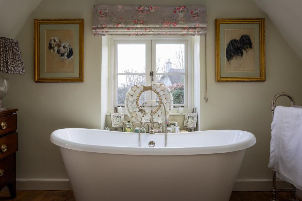 19 - Ditch Lane Cottage - GL7 5ER - Web.jpg