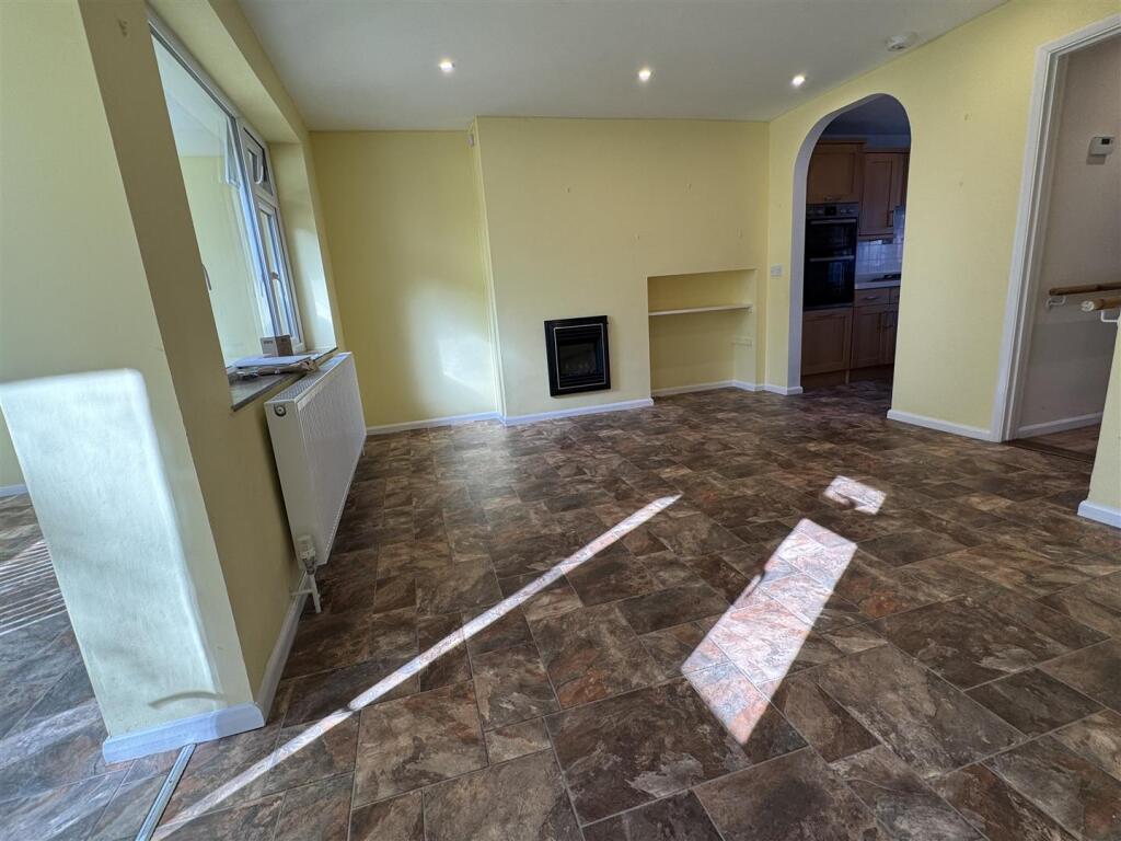 DINING ROOM: