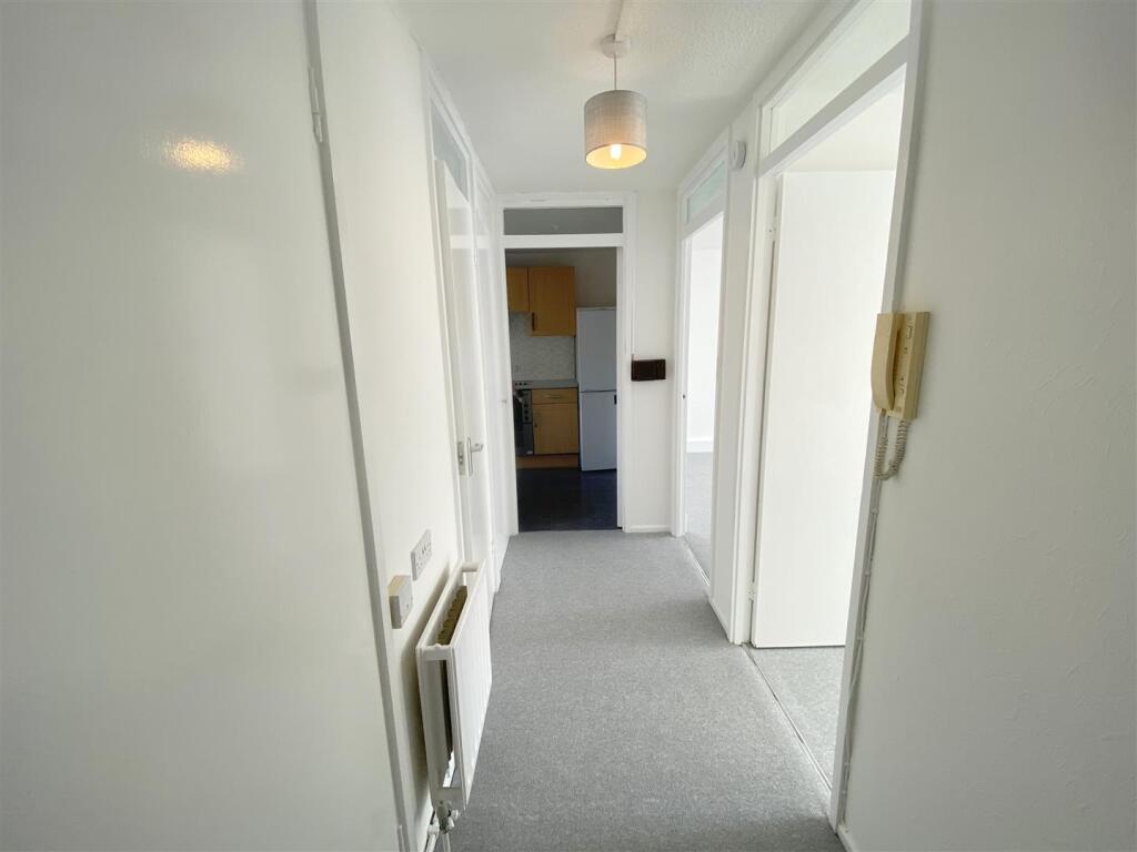 Cussons close 6 hallway IMG_4662-001.jpg