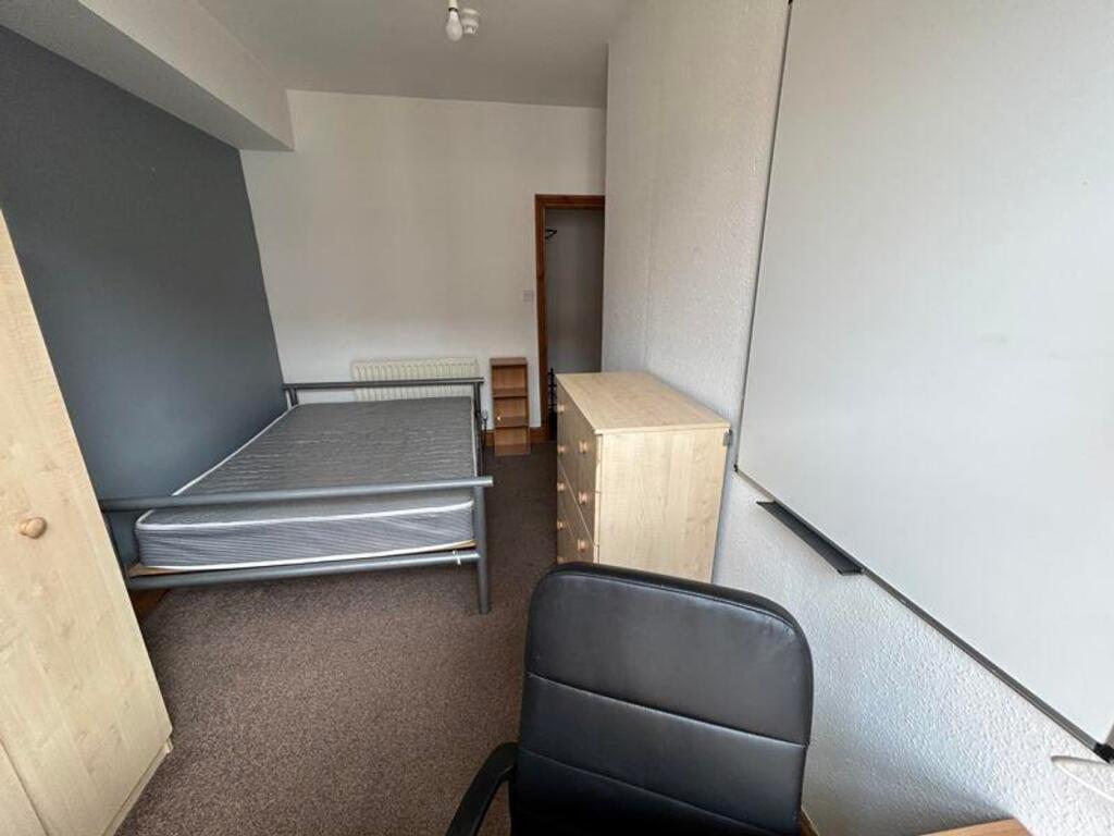 A spacious and tidy double bedroom, perfect for...