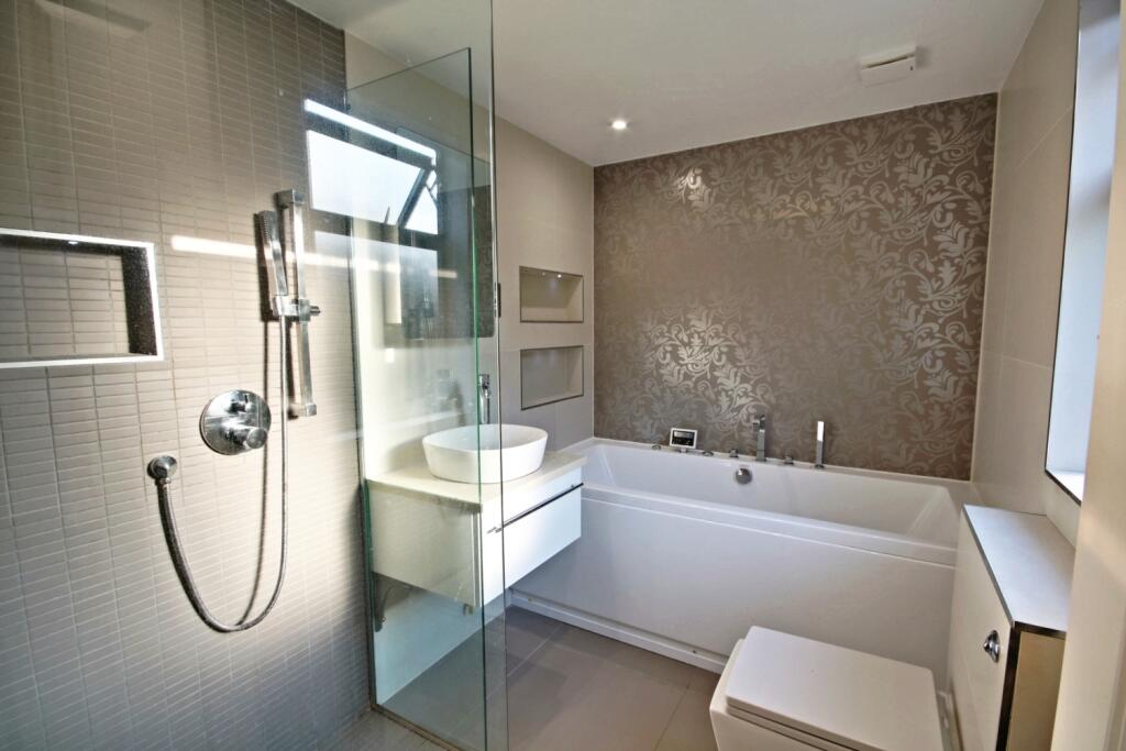 44 Bowness Crescent - Bedroom 1-En suite close