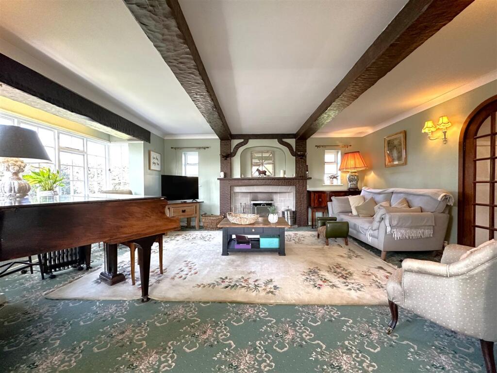 Generous Bay-Fronted Living Room 622