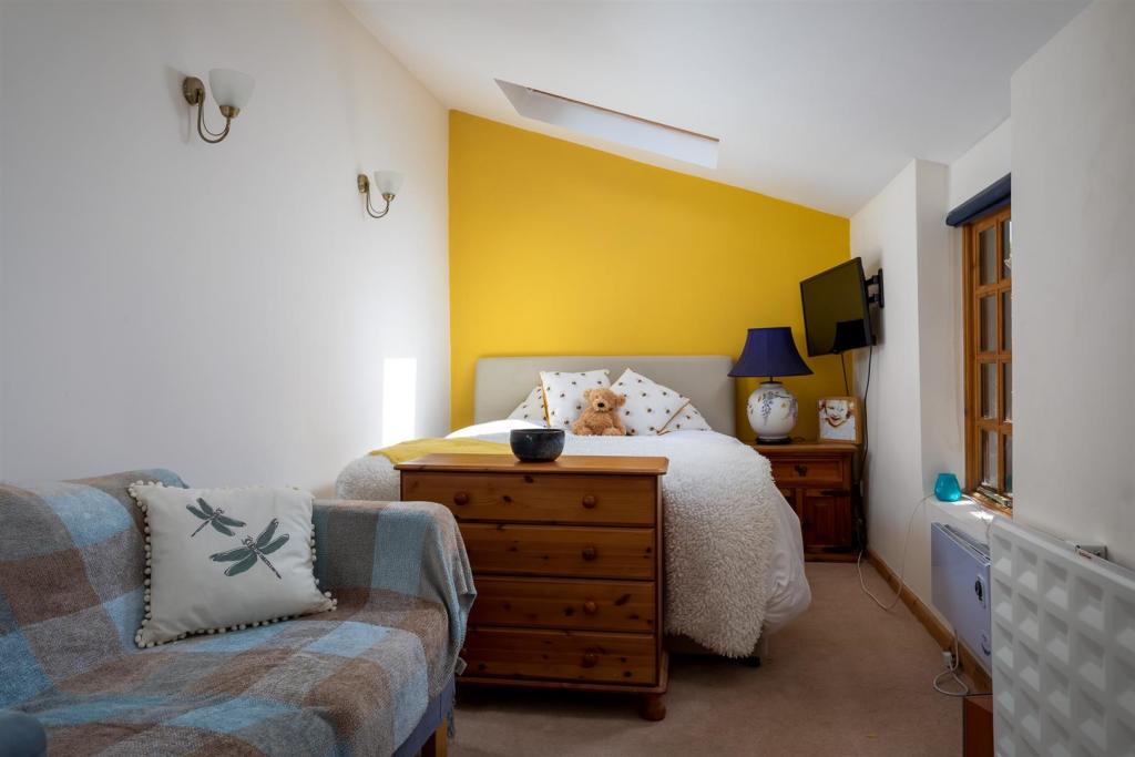47 - Hillacres - GL53 9NS - Web.jpg