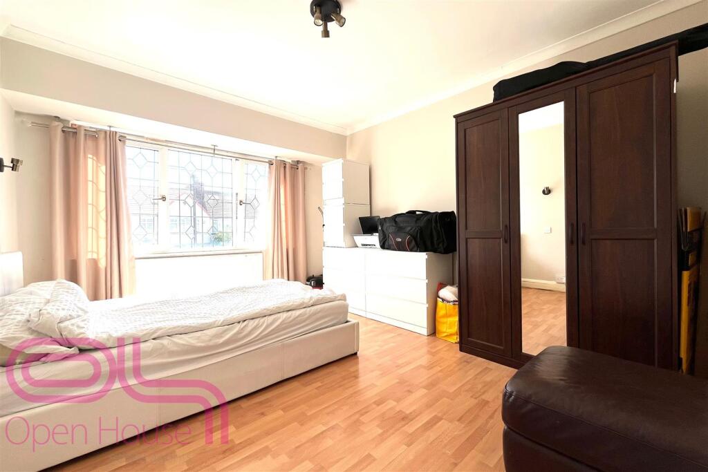 Priory Rd - Bedroom 1 1of2.jpg