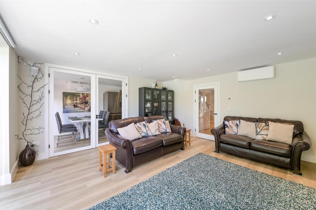 DEANS CLOSE,18-24.jpg