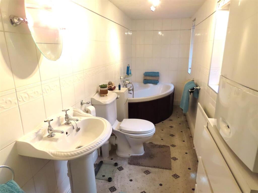 BATHROOM/W.C.
