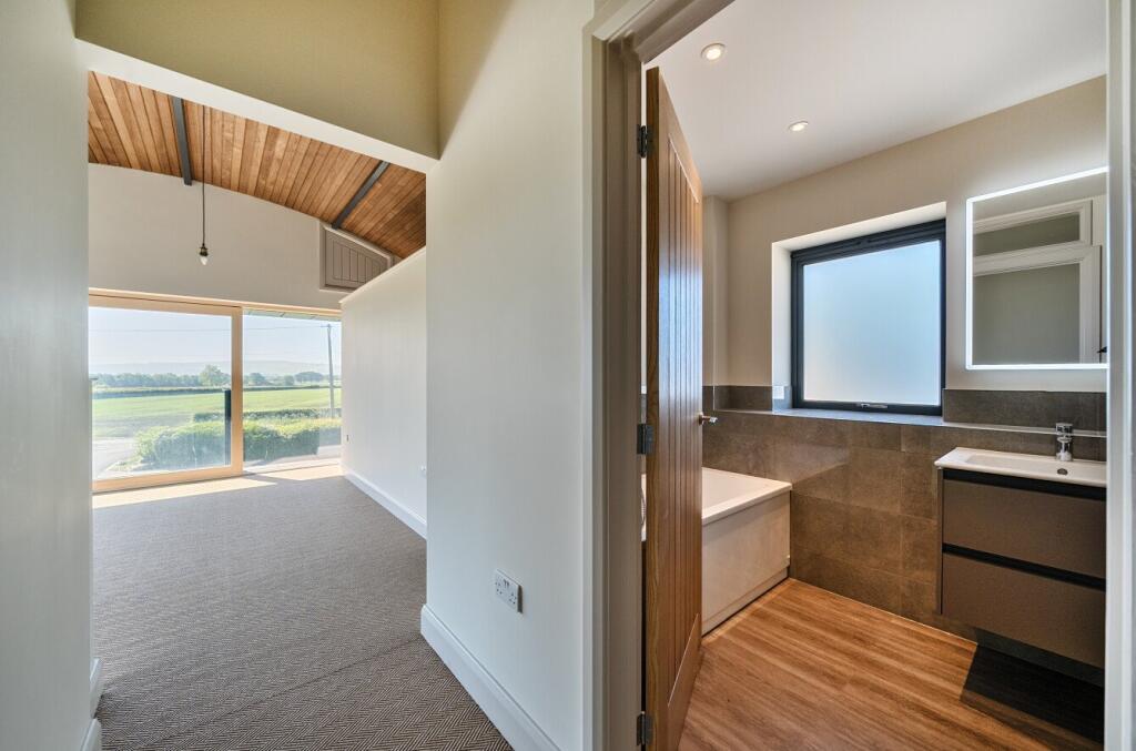 Bedroom/Bathroom