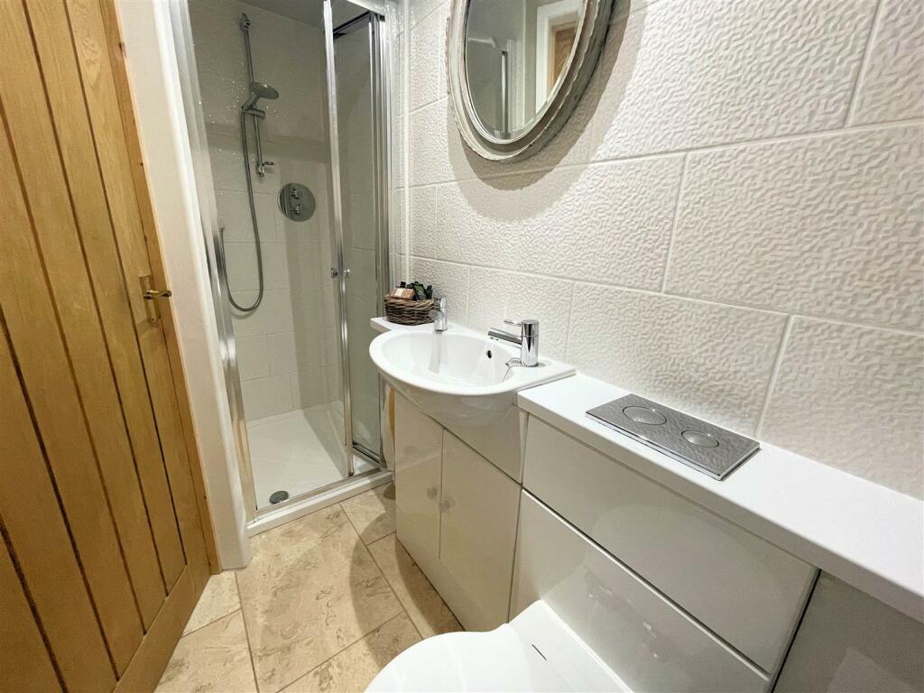 master en-suite.jpg