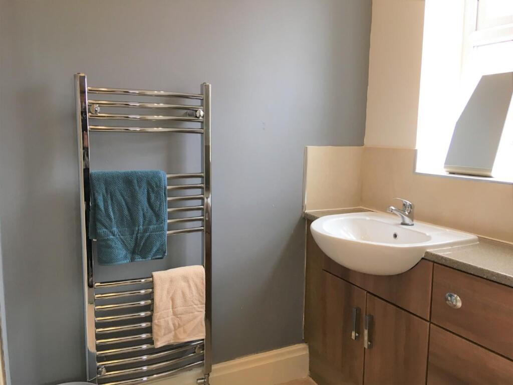 Room 4 18 En Suite.JPG