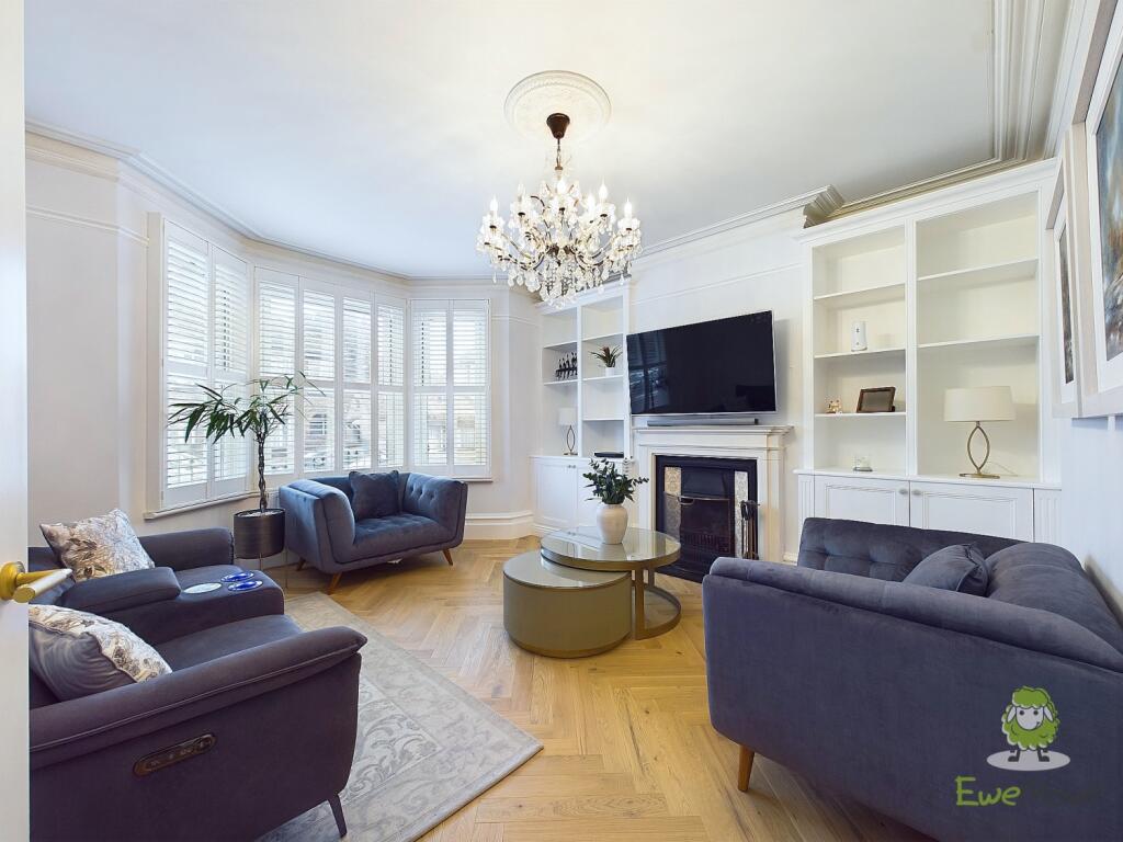 CAM01543G0-PR0103-STILL009