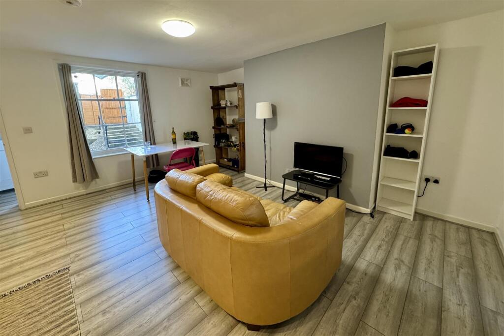 39 Royal Well Lane - Living space