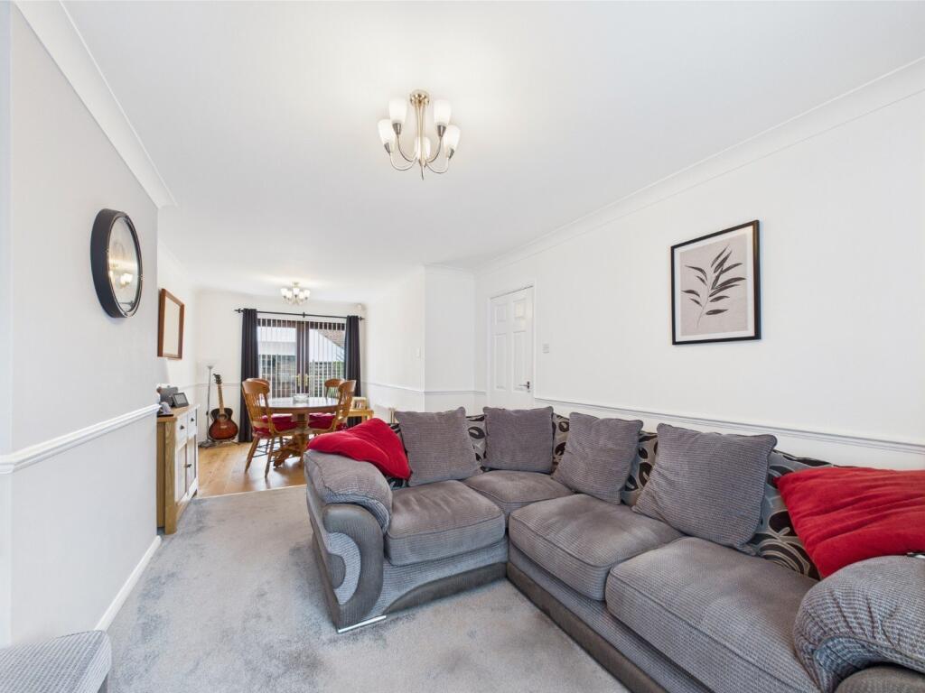 Lounge/Dining Area