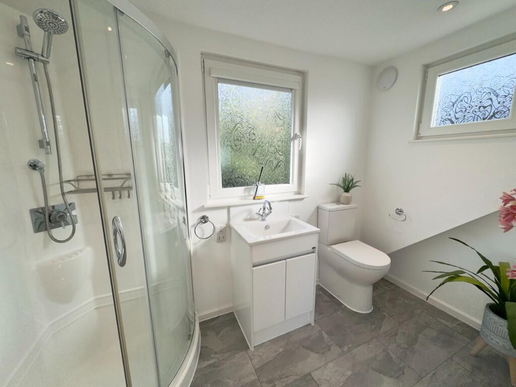 BATHROOM 2 EN-SUITE