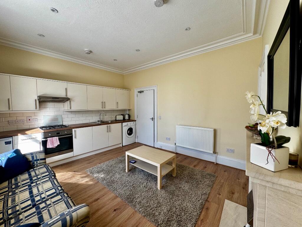 Kitchen / Lounge