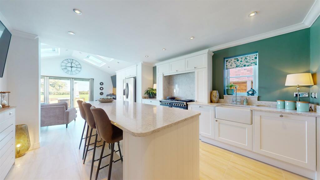KITCHEN/FAMILY ROOM