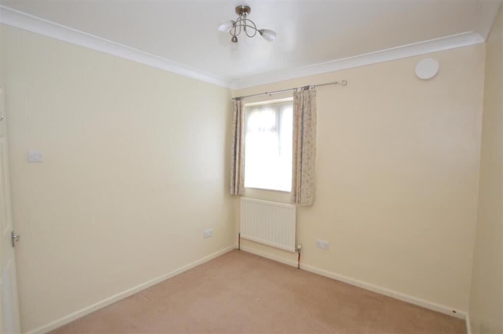 19 Oaklands bed 2.JPG