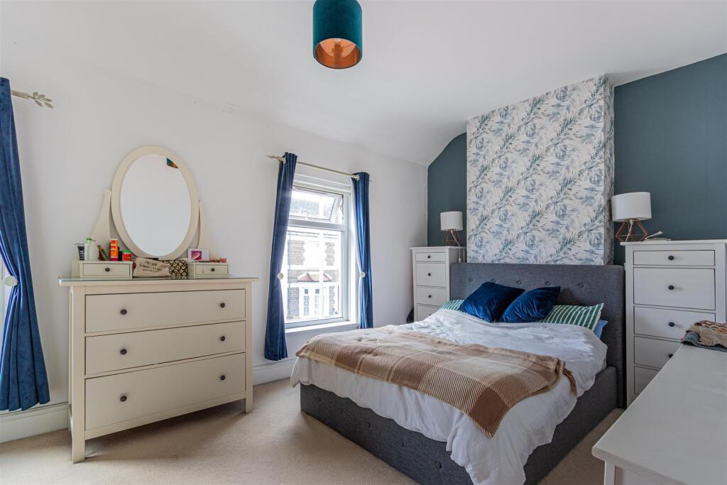 Hawthorn Road East 7-11.jpg