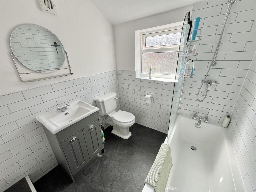 En Suite Bathroom Aspect 2