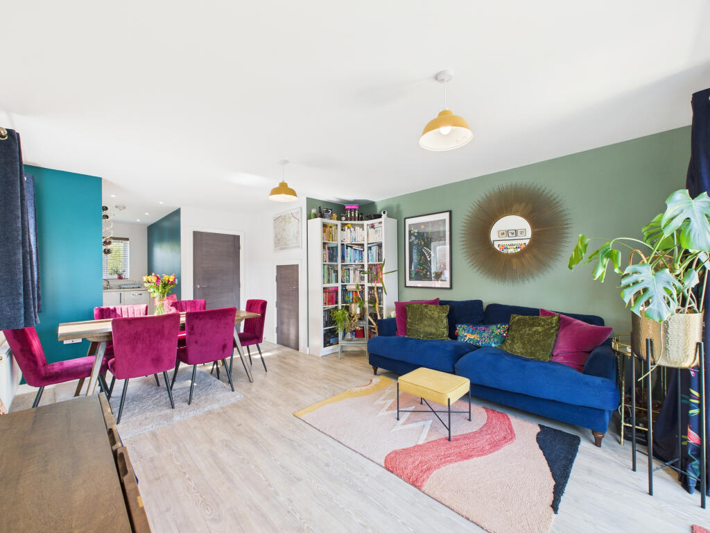 CAM02909G0-PR0379-STILL004