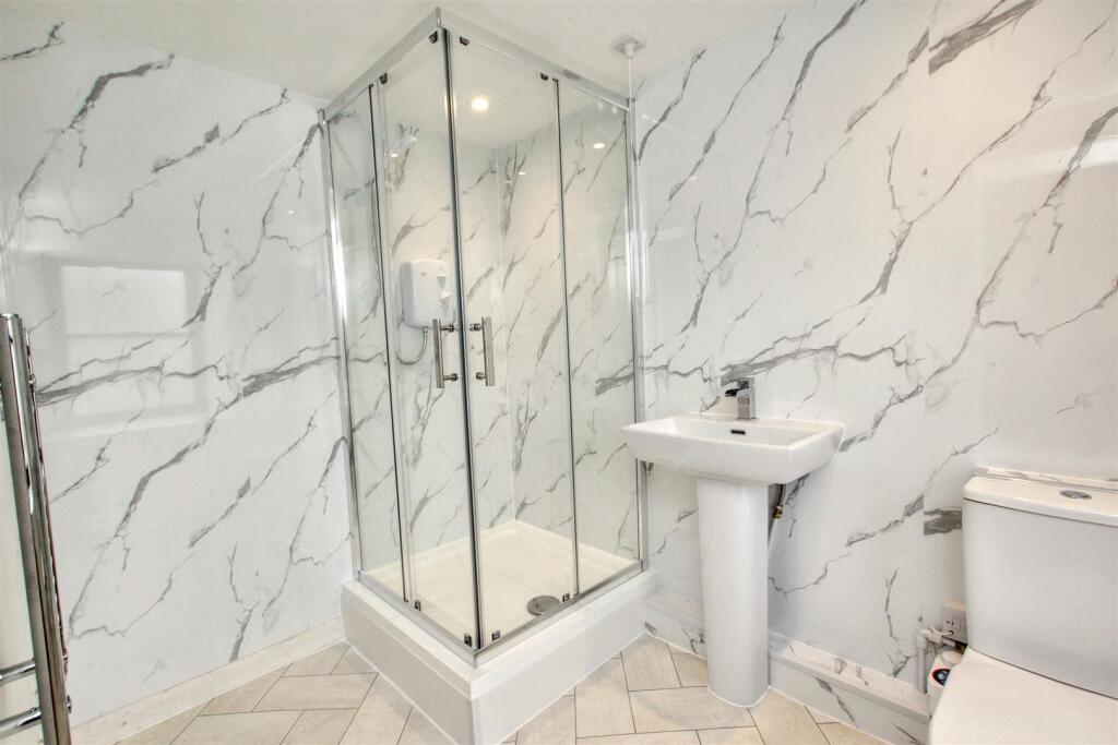 15- Ensuite.jpg