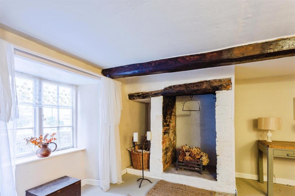 Living Room3.jpg