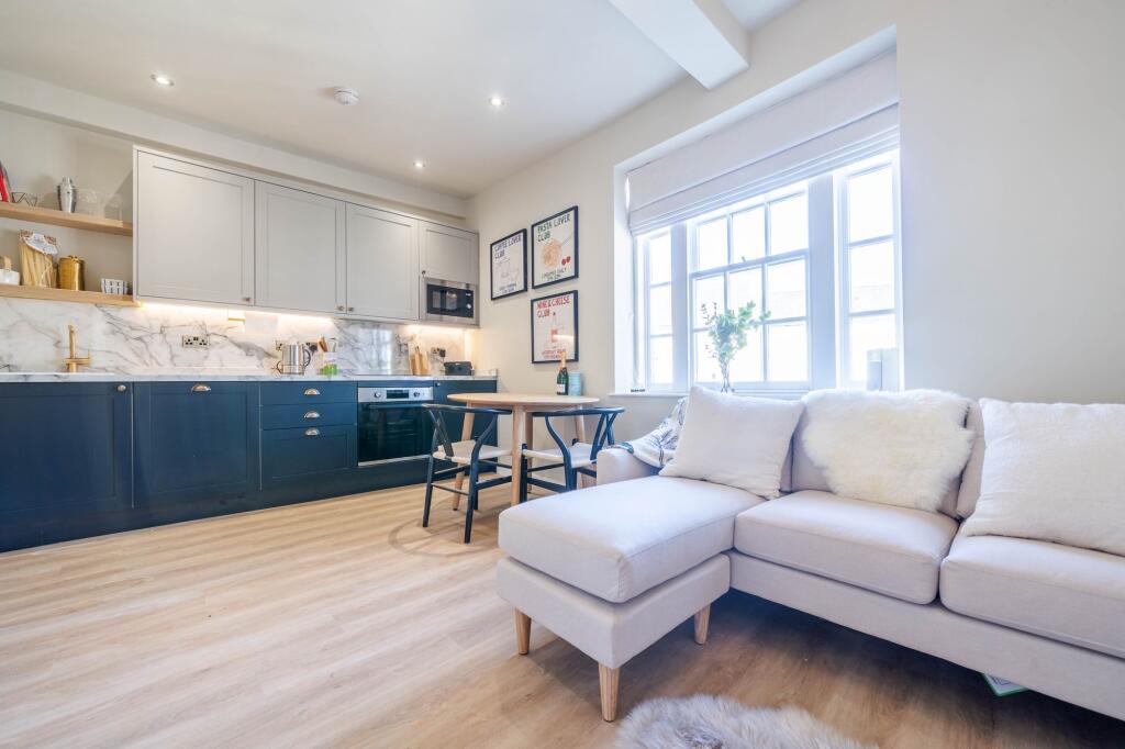 OPEN PLAN LIVING AREA