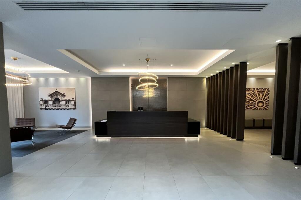 ENTRANCE - CONCIERGE DESK