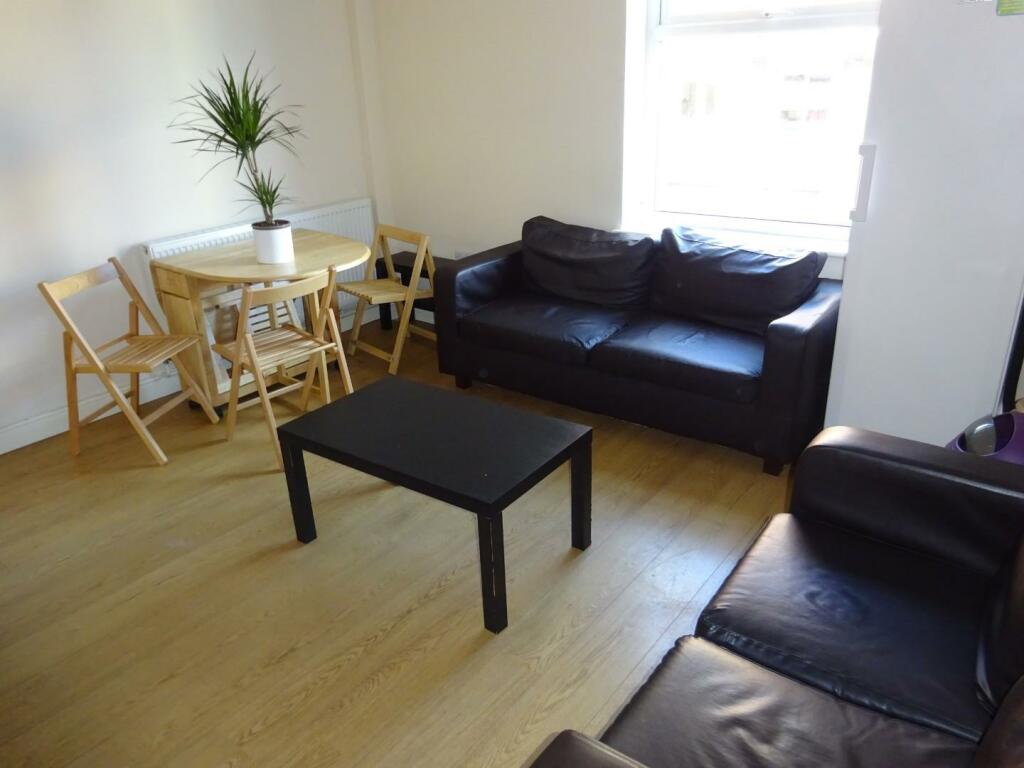 497a Glossop - lounge area.JPG