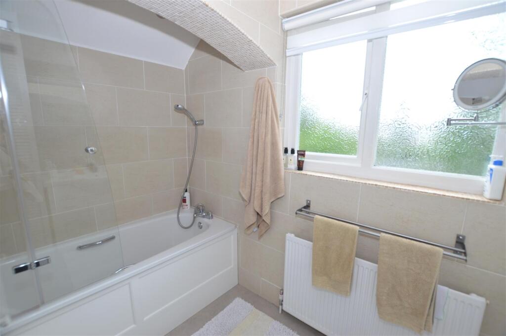 32 Montrose Ave bath a.JPG