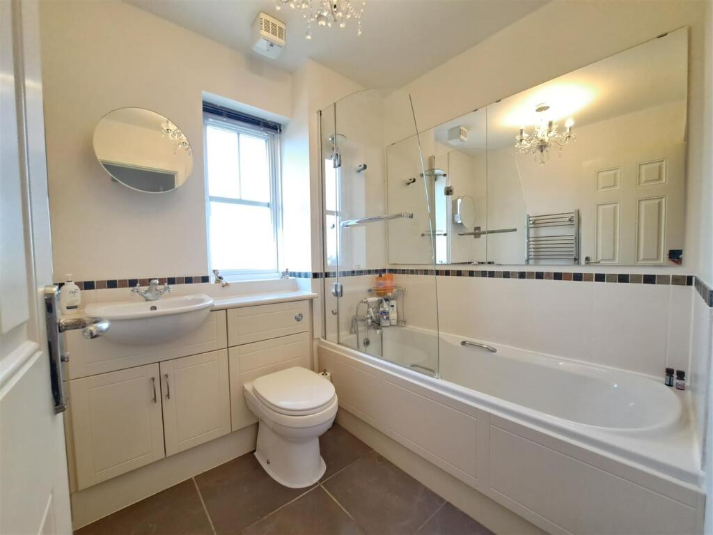 En-Suite Bathroom